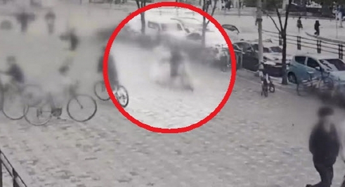 딸 지키려 달려오는 킥보드 향해 몸 던진 엄마... “기억상실 걸려”