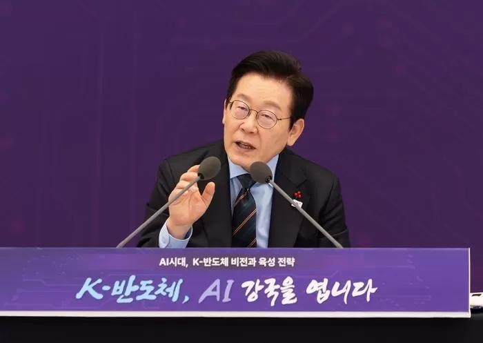 이재명 대통령이 10일 서울 용산 대통령실 청사에서 열린 AI 시대의 K-반도체 비전과 육성전략 보고회에서 발언하고 있다. / 사진 제공 = 대통령실