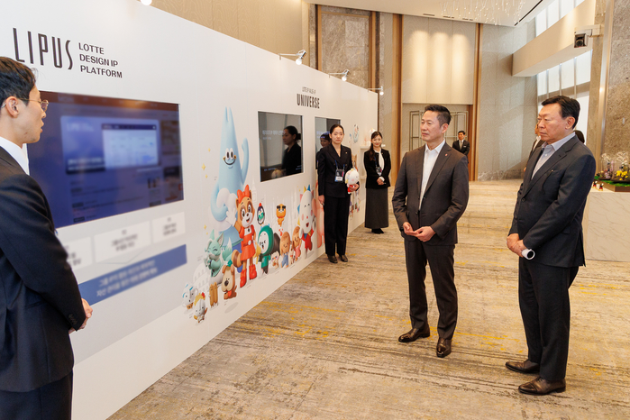 [사진] 롯데는 12일 롯데월드타워에서 _2025 롯데 디자인전략회의_를 개최했다. 신동빈 롯데 회장과 이돈태 롯데지주 디자인실장이 롯~.jpg