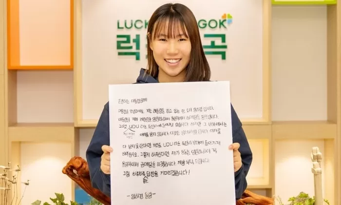 칠곡 약동초등학교 임하경양이 지난 13일 이재명 대통령에게 직접 쓴 손편지를 경북 칠곡군청에 전달한 뒤 기념촬영을 하고 있다. 칠곡군 제공