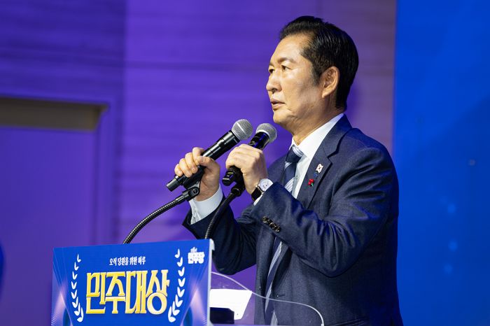정청래 “우리는 자랑스러운 이재명 보유국... 前 대통령과 달리 걱정 안 돼”