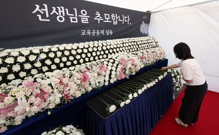 서이초 교사 순직 1주기(18일)를 앞둔 15일 서울 종로구 서울시교육청에 마련된 서이초 교사 1주기 추모 공간을 찾은 교육청 직원들이 헌화를 하고 있다. 서울시교육청에 마련된 추모 공간은 오는 20일 18시까지 고인에 대한 추모와 애도를 희망하는 사람 모두에게 개방되며, 추모식은 서울시교육청과 6개 교원단체, 교사유가족협의회 공동 주관으로 18일 서울시교육청 강당에서 진행된다. 2024.7.15/뉴스1