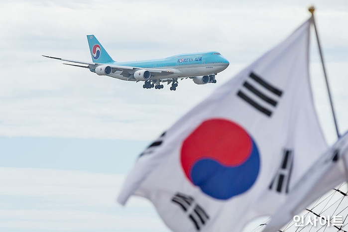 대한항공, 승객 ‘비상구 조작’에 무관용 원칙 적용... “그냥 만져봤다” 변명 안 통합니다