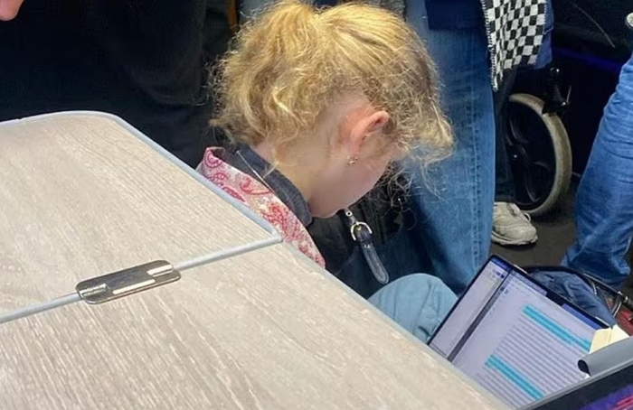 열차 바닥에 앉아 과제를 하는 소녀, 알고보니 영국 왕위계승 서열 17위 ‘공주’였다