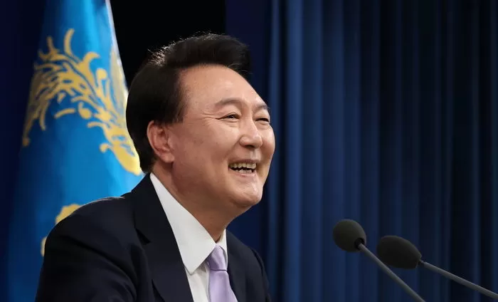 윤석열 대통령이 7일 서울 용산 대통령실 청사 브리핑실에서 열린 대국민담화 및 기자회견에서 취재진의 질문에 답하며 미소 짓고 있다. 2024.11.7/ 뉴스1