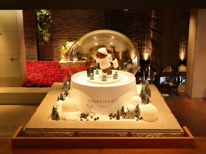 스노우볼이 진짜로 나타났다!... 그랜드 하얏트 서울, ‘스케이팅 왈츠 스노우볼’ 공개