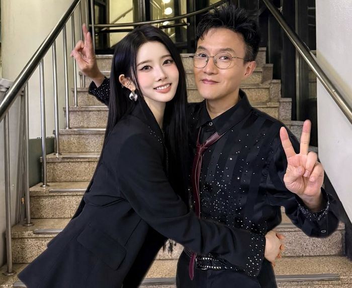 스테이씨 박시은, 아빠 박남정과 무대 뒤 애틋한 포옹... 부녀 케미 폭발