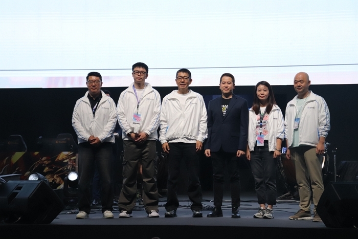 그라비티 홍보unit_라그나로크 페스타 개최를 기념해 사진 촬영 중인 관계자들 이미지.jpg