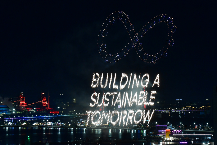 지난 10월 29일 APEC 2025 정상회의 성공 개최를 기원하는 드론 아트 쇼와 불꽃쇼가 경북 포항시 영일대해수욕장에서 펼쳐지고 있다. 2025.10.29/뉴스1