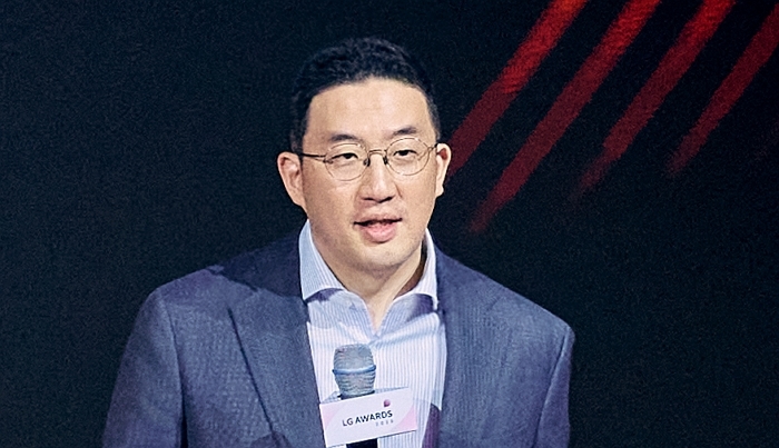 origin_LG어워즈서축사하는구광모대표 (1).jpg