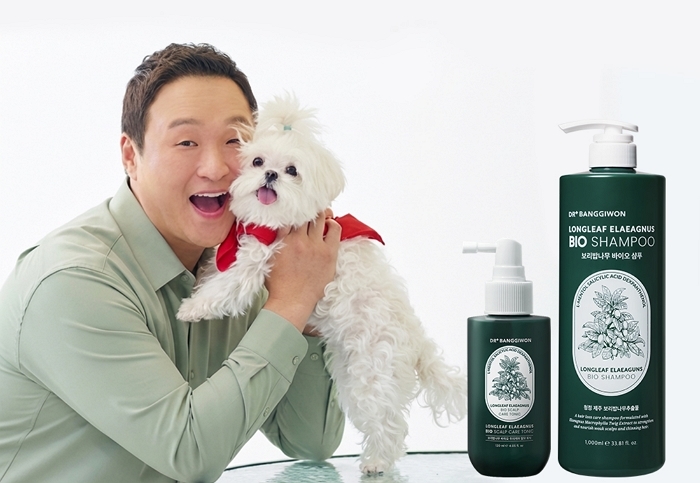 [이미지] 닥터방기원의 보리밥나무 탈모샴푸 전속모델로 발탁된 배우 구성환과 그의 반려견 꽃분이.jpg