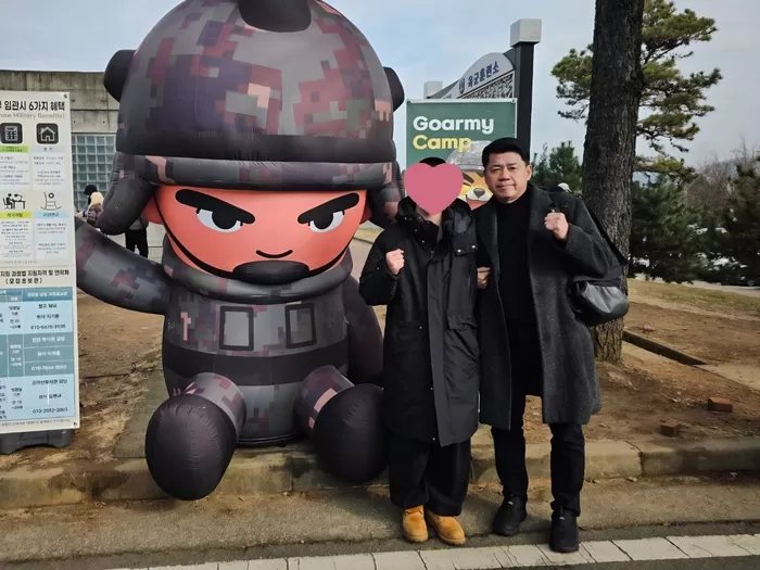 사람 1명 이상, 더플코트 및 텍스트의 팝 아트일 수 있음