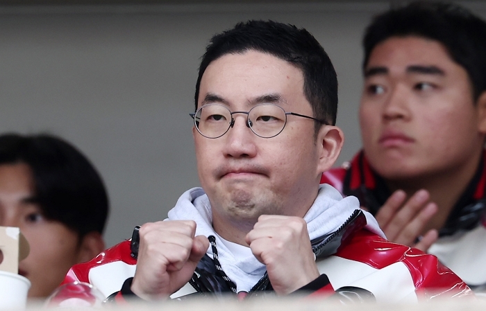 origin_한국시리즈1차전승리에주먹불끈쥔구광모회장 (2).jpg