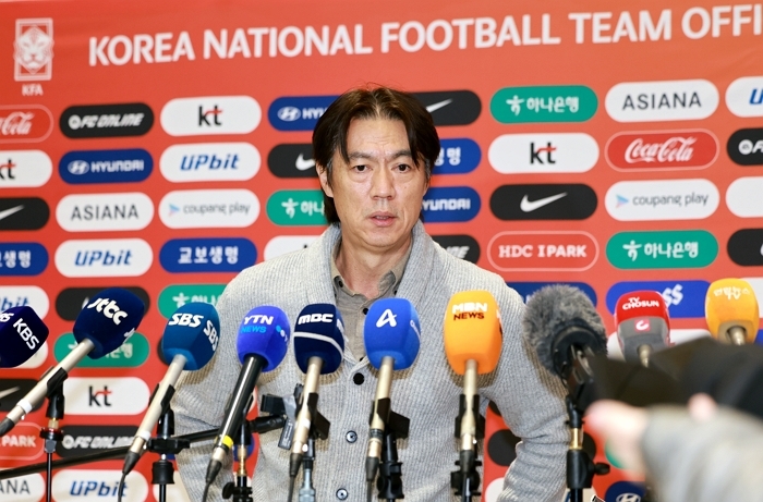 홍명보 축구 국가대표팀 감독이 '2026 북중미 월드컵 조 추첨식'을 마치고 12일 인천국제공항 제2여객터미널에서 기자들의 질문에 답변하고 있다. / 뉴스1