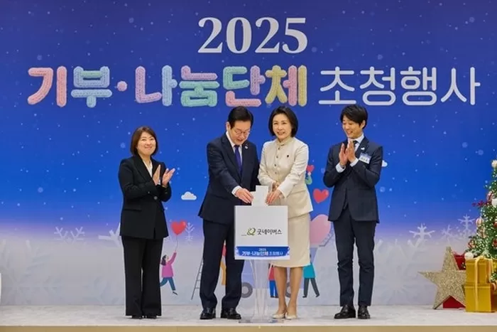 이재명 대통령과 김혜경 여사가 16일 용산 대통령실에서 열린 2025년 기부·나눔단체 초청행사에서 굿네이버스에 성금을 전달하고 있다. 왼쪽부터 전미선 굿네이버스 사무총장, 이...