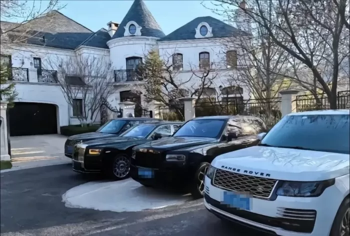 공개 구혼 중인 30대 중국 남성이 공개한 자신의 차량들. 도우인 갈무리