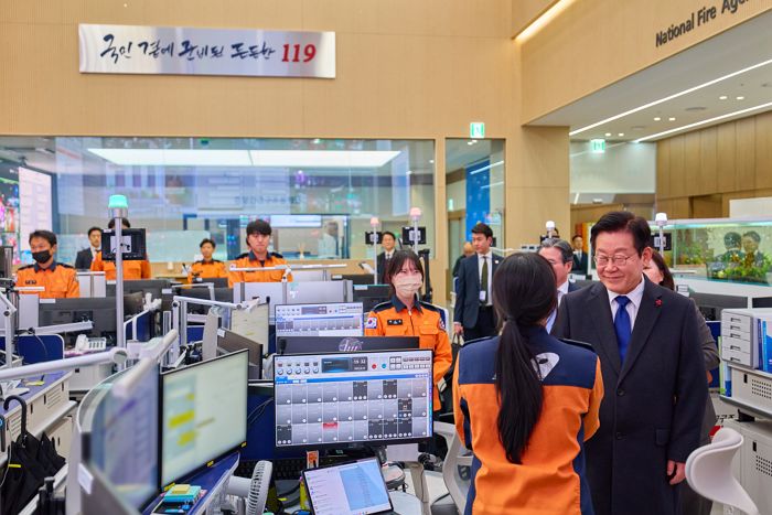 李 대통령, 야근하는 소방청·국세청 직원들에 “고생많다” 격려