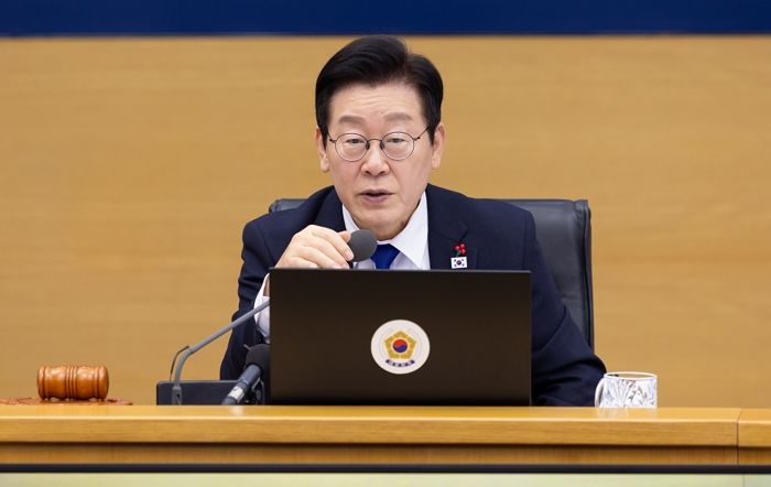 李대통령 “인심 쓰느라 3천원 깎아줘 재정 악화... 출국납부금 원상복구해야”