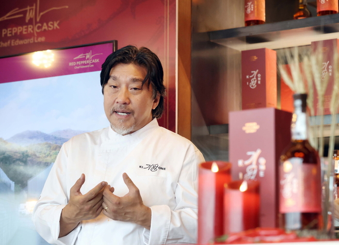 사진자료1_기원 위스키의 앰버서더 ‘에드워드 리’가 마스터클래스에서 설명하고 있다.jpg