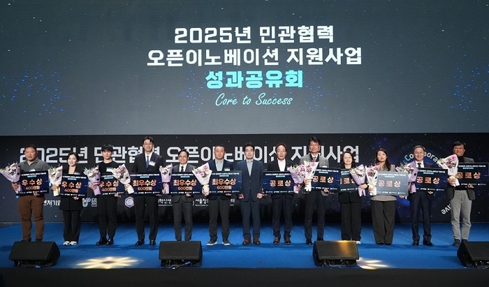 12월 16일 열린 '2025년 민관협력 오픈이노베이션 지원사업’ 성과공유회_유한킴벌리 중소벤처기업부 장관상(공로상) 수상 (1).jpg