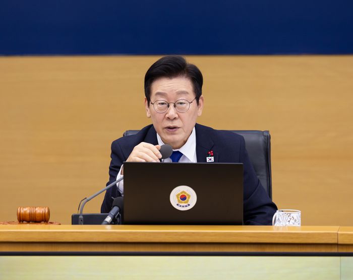 이학재 “책갈피 달러, 세상에 드러나 걱정”... 李 대통령 “사랑과 전쟁은 바람 가르치나”