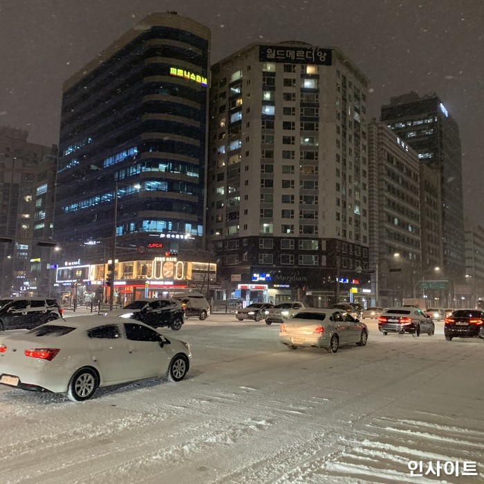 겨울 운전 초보자가 꼭 알아야 할 '눈길 운전' 생존 매뉴얼