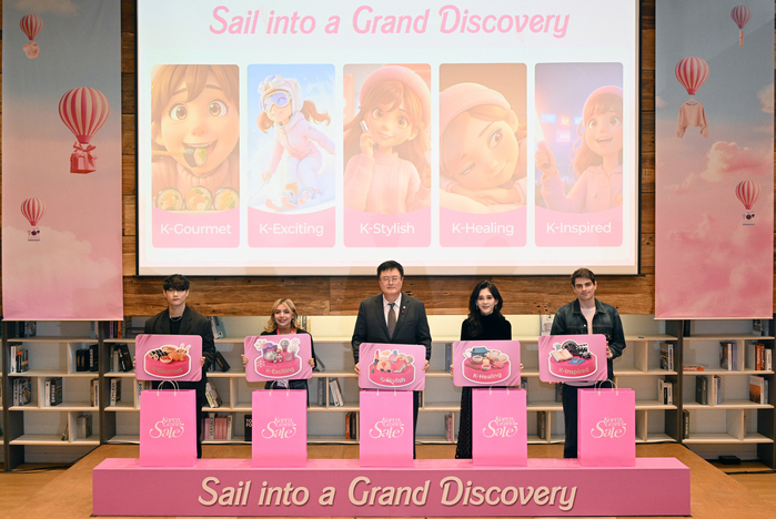 이부진 한국방문의해위원장과 김대현 문화체육관광부 2차관이 17일 서울 명동 커뮤니티하우스 마실에서 열린 '코리아 그랜드 세일' 개막식 세리머니를 하고 있다. / 뉴스1