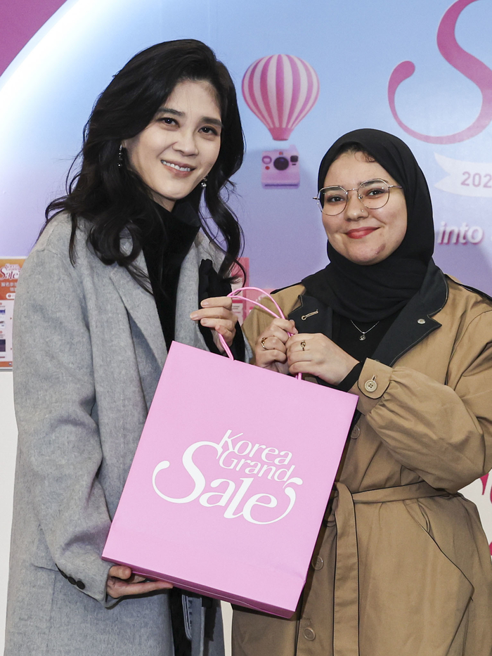 외국인 방문객과 기념 촬영하는 이부진 위원장 / 뉴스1