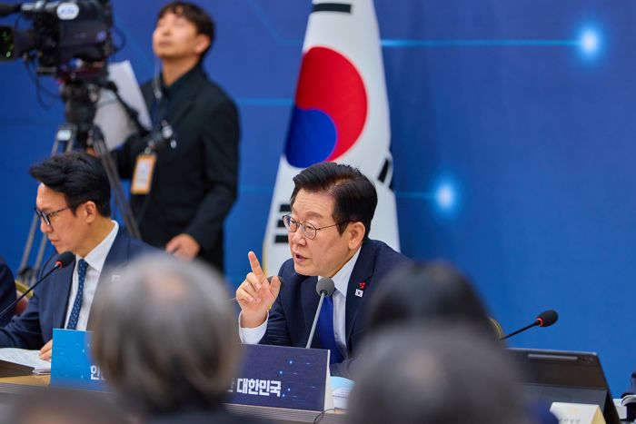 李 대통령 “연명치료 거부자, 건보료 감면 방안 검토” 지시