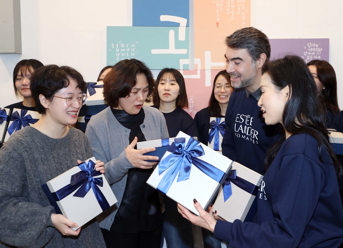 [사진 3] 에스티 로더 컴퍼니즈 코리아, 싱글맘들을 위해 스킨케어, 헤어케어, 메이크업 제품 등 애란원에 선물.jpg