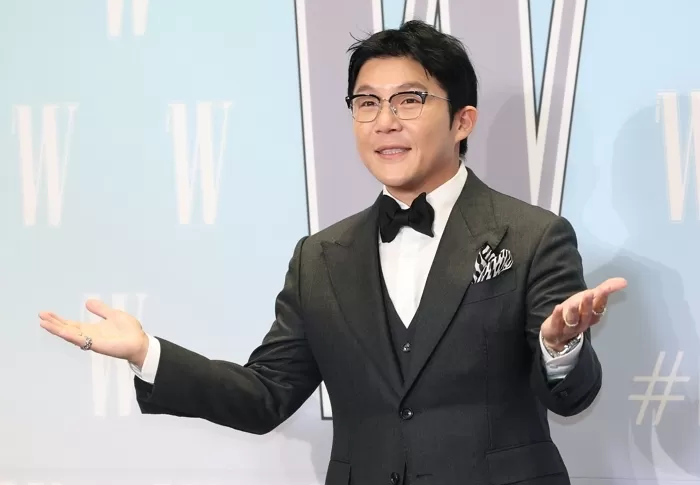 방송인 조세호가 10월 15일 ‘제20회 유방암 인식 향상 캠페인 자선 행사’에서 포즈를 취하고 있다. / 뉴스1