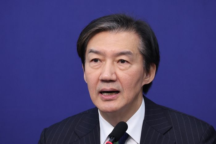 “윤석열 꼬붕 vs 시끄러”... 조국·한동훈, SNS서 설전