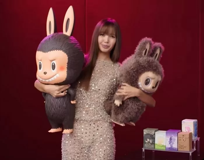 라부부 인형을 들고 있는 블랙핑크 리사 / YouTube 'Vanity Fair'