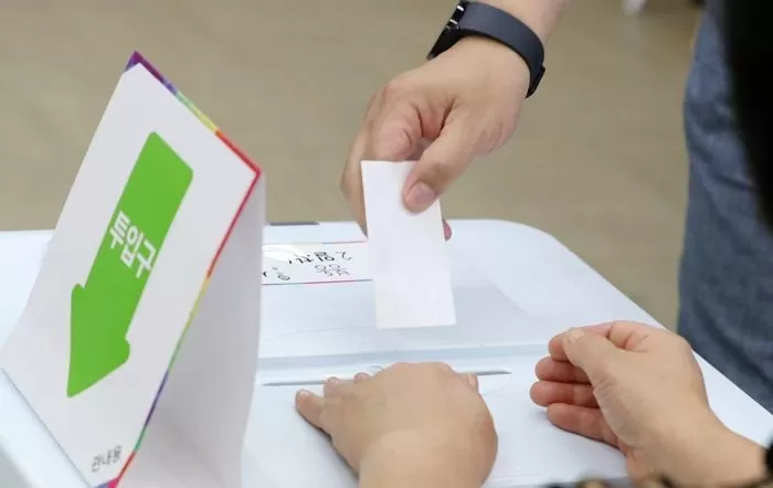 제21대 대통령 선거 사전 투표 둘째 날인 30일 전북 완주군 봉동읍행정복지센터에 마련된 사전투표소에서 한 유권자가 투표를 하고 있다. / 뉴스1