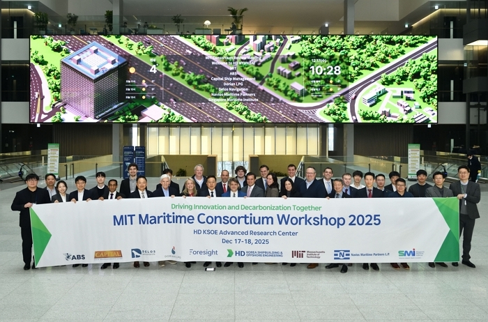 17일(수), HD현대 글로벌R&D센터에서 진행된 'MIT 조선해양 컨소시엄(MIT Maritime Consortium)' 워크숍 1일차 행사에서 HD현대, 미국 메사추세츠공과대학(MIT), 그리스 해운사 캐피탈(Capital), 미국 ABS 선급 관계자들이 기념촬영을 하고 있.jpg