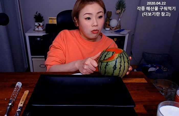 수박 사과처럼 들고 깎아 통째로 옴뇽뇽 먹는 '입짧은햇님'의 먹방 클라스