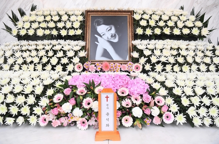 origin_배우故윤석화씨빈소.jpg