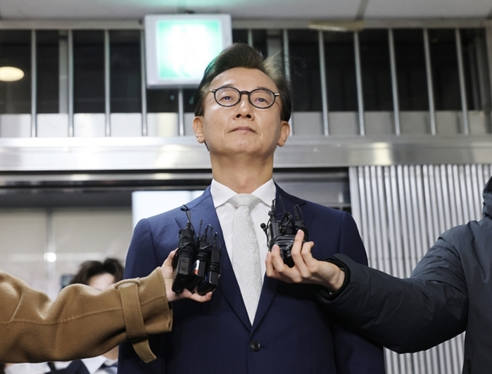 '통일교 의혹' 전재수, 14시간 경찰 조사... 