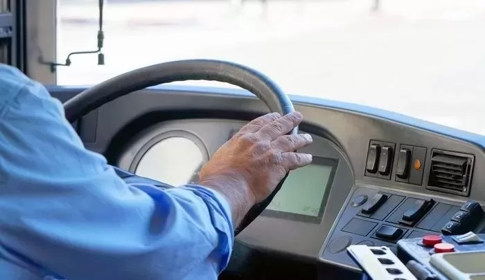 벨' 안 눌러 정류장서 안 내려준 건데 버스기사 '감금죄'로 고소한 학생들