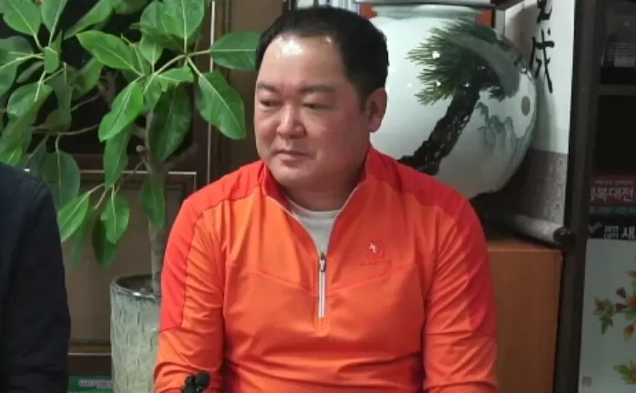 1등한 선수 수건으로 감싸주다가 '성추행 논란'... 감독이 직접 밝힌 입장