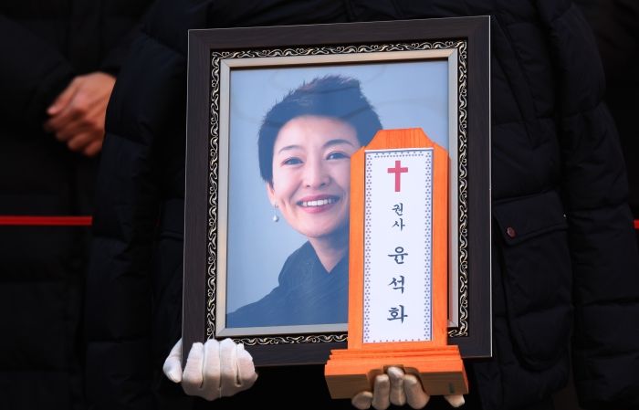 故 윤석화, 대학로서 마지막 배웅... “불꽃같은 삶 사셨다”