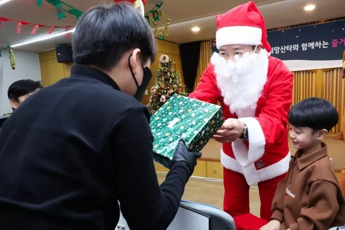 홍범식 LG유플러스 사장이 희망산타로 변신해 어린이에게 선물을 전달하고 있다.(LG유플러스 제공)
