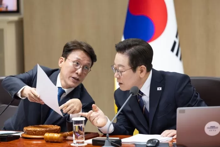 왼쪽부터 김민석 국무총리, 이재명 대통령 / 사진 제공 = 대통령실