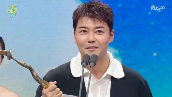 20년만에 KBS 연예대상 받은 전현무... 웃지 못한 그가 남긴 수상소감 ‘먹먹’