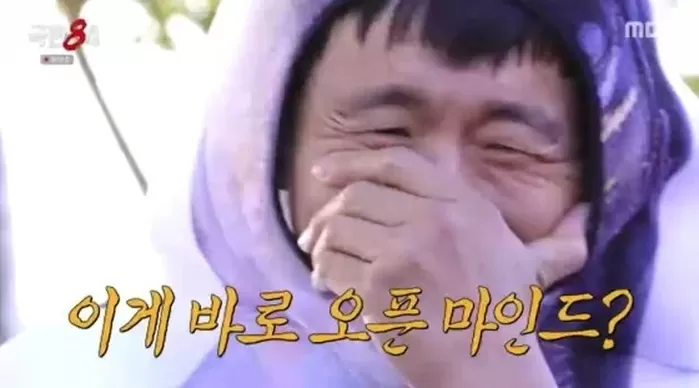 갠지스 강물 이어 또 레전드... 기안84, 프랑스 마라톤서 男노인 엉덩이 ‘뽀뽀’