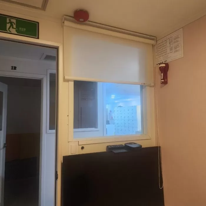 서울시의 한 룸카페가 개별 룸의 한켠에 외부에서 내부를 보기 어렵게 블라인드를 설치해놨다./사진=서울시