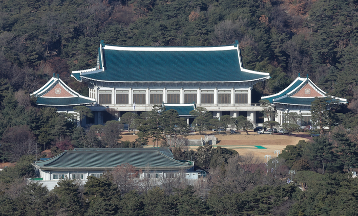 대통령실이 청와대 순차 이전을 진행 중인 지난 21일 서울 종로구 정부서울청사에서 바라본 청와대 모습. 대통령실은 이번 달 말까지 청와대 이전을 마칠 예정이다. /뉴스1