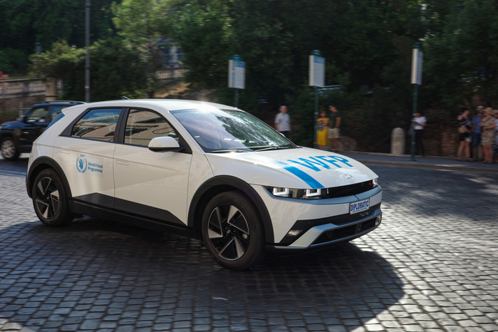 (사진2)아이오닉 5, UN세계식량계획 구호 현장서 맹활약.jpg