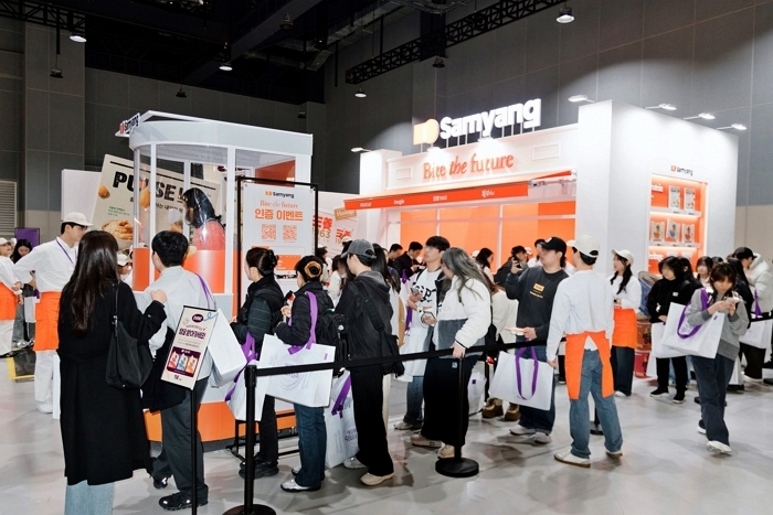 [사진자료2] 컬리푸드페스타2025 삼양식품 부스에 줄을 선 방문객들.jpg