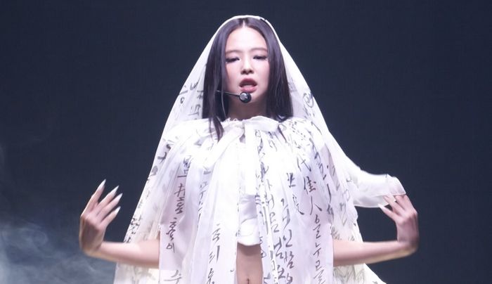 MMA 무대 찢은 제니... 15m 베일부터 금박 재킷까지, ‘한글 의상’에 숨겨진 의미